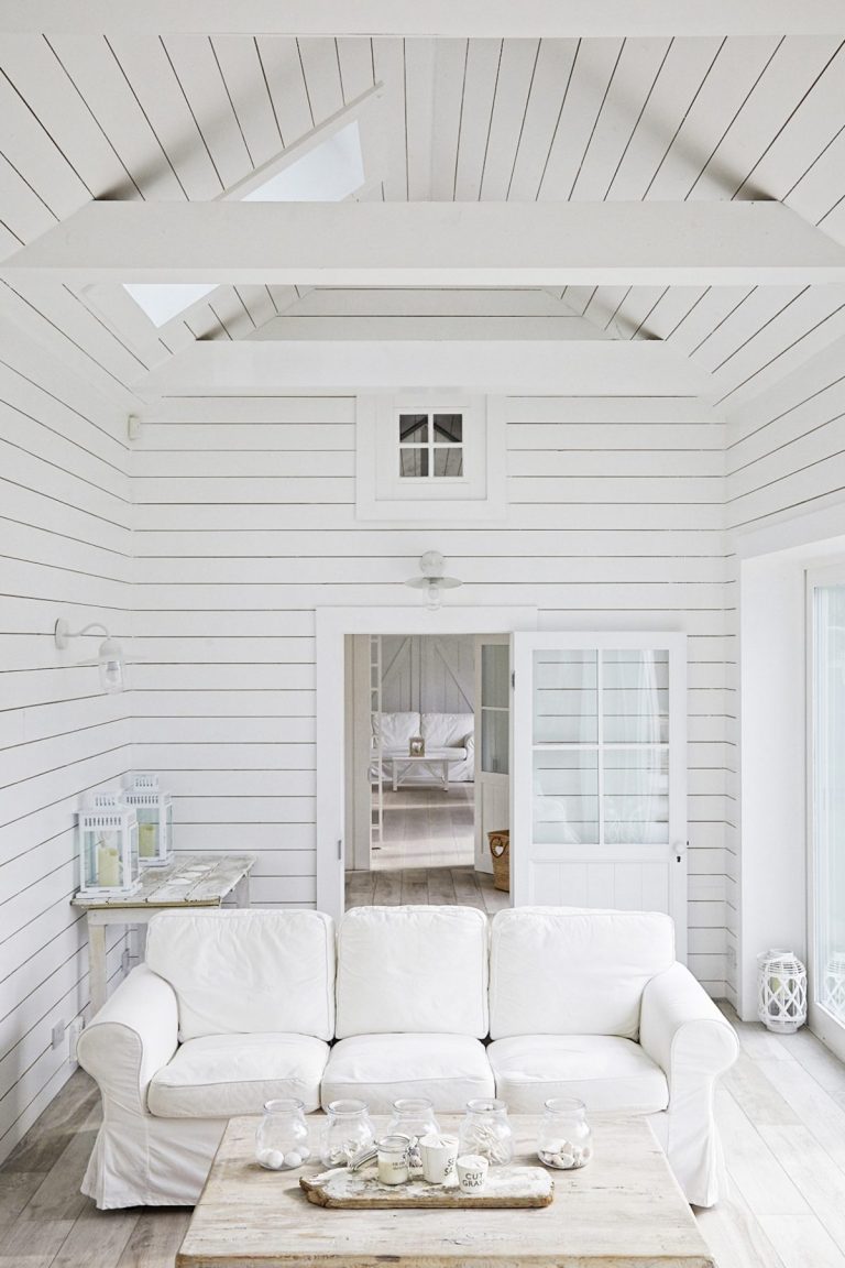 Vaulted ceilings with exposed roof trusses, whitewashed oak floor / DRIFTWOOD MIDDLESEX, TW19- Location House - SHOOTFACTORY