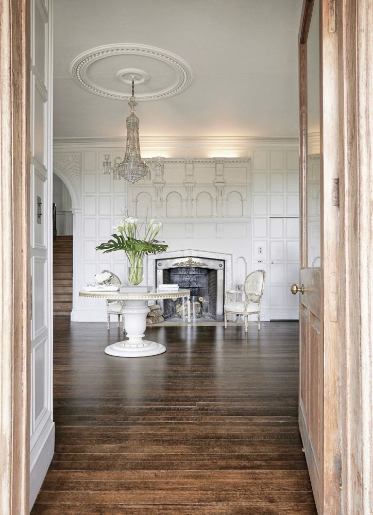 A large entrance hall with Jacobean dark oak floors - HEPBURN HOUSE TUNBRIDGE WELLS, TN1 - Other UK House Location House