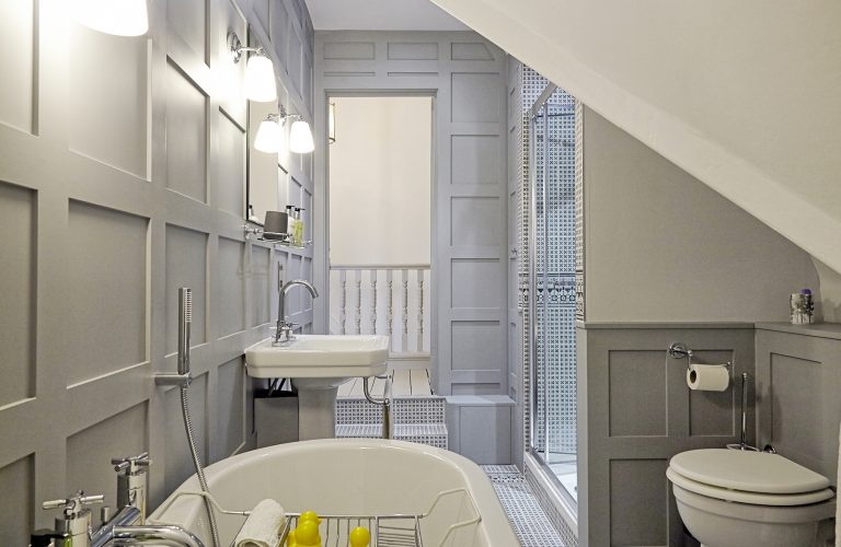 Coolhurst N8 - grey panelled bathroom - london houses - shootfactory location