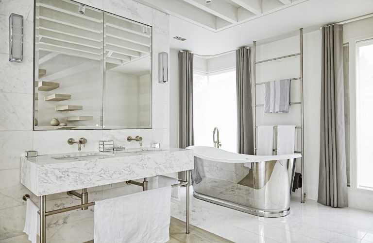Large master bathroom with free standing bath /COOLHURST LONDON, N8- Location House - SHOOTFACTORY