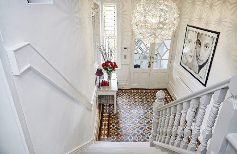 Coolhurst N8 - feature chandelier - london houses - shootfactory location