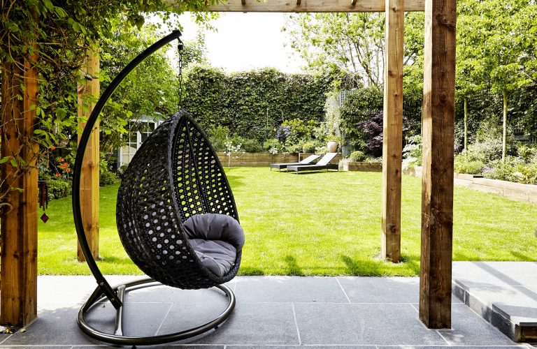 Coolhurst N8 - outdoor swing chair - london houses - shootfactory location