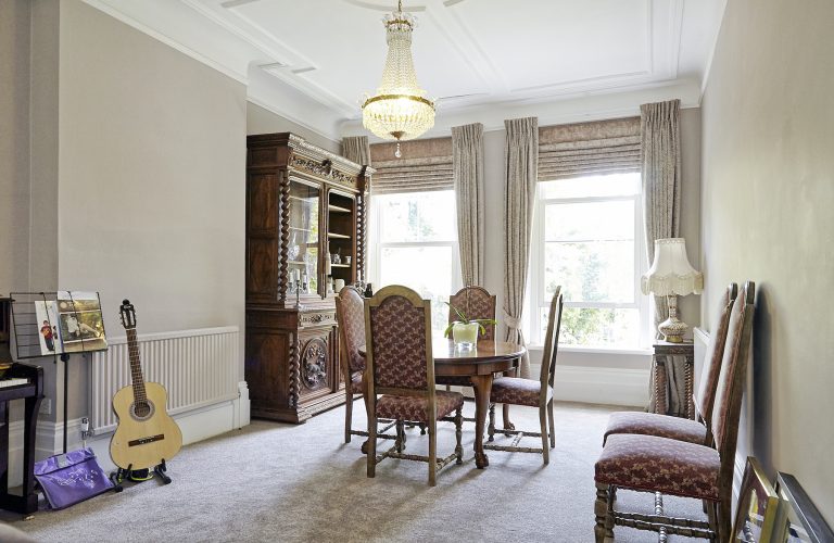 Coolhurst N8 - dining table and chairs - london houses - shootfactory location