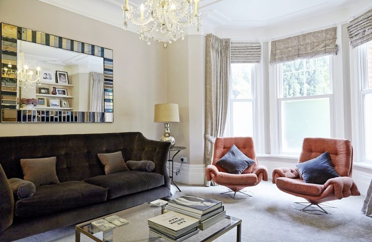 Coolhurst N8 - large bay window with two armchairs - london houses - shootfactory location