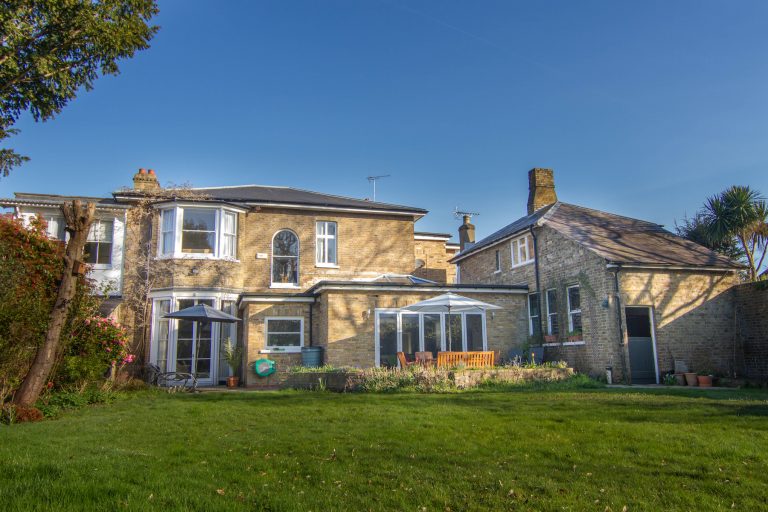 Esher KT10 - walled garden - london houses - shootfactory location