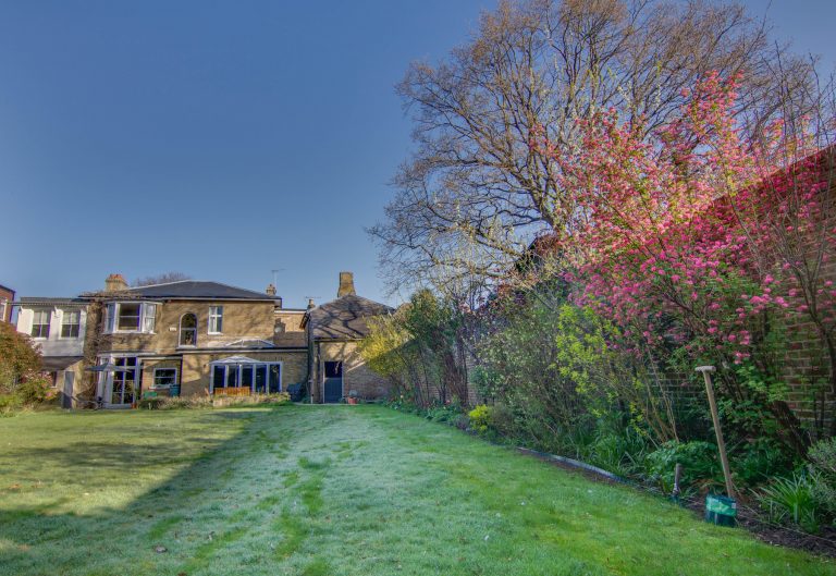 Esher KT10 - large lawn - london houses - shootfactory location