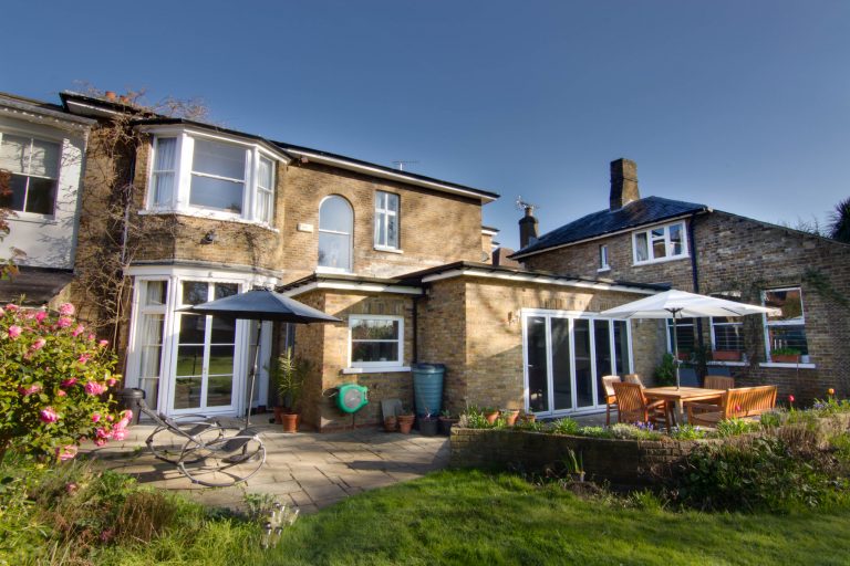 Esher KT10 - grassed area - london houses - shootfactory location