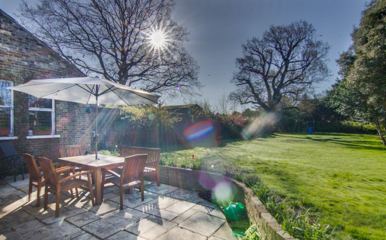Esher KT10 - paved patio area - london houses - shootfactory location