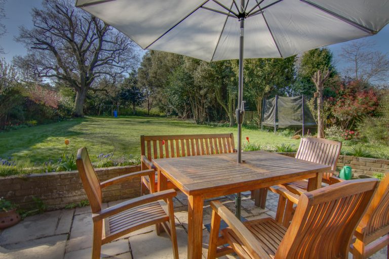 Esher KT10 - wooden garden furniture - london houses - shootfactory location