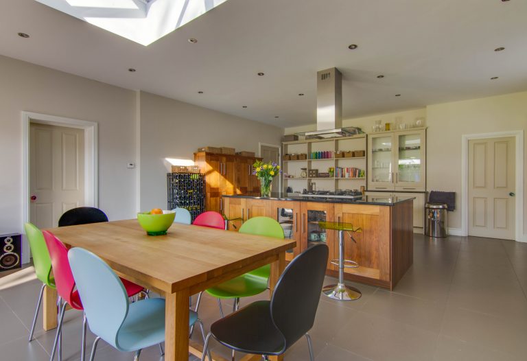 Esher KT10 - wood table - london houses - shootfactory location
