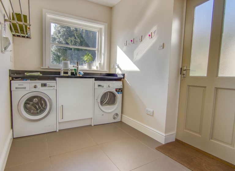 Esher KT10 - washing room - london houses - shootfactory location