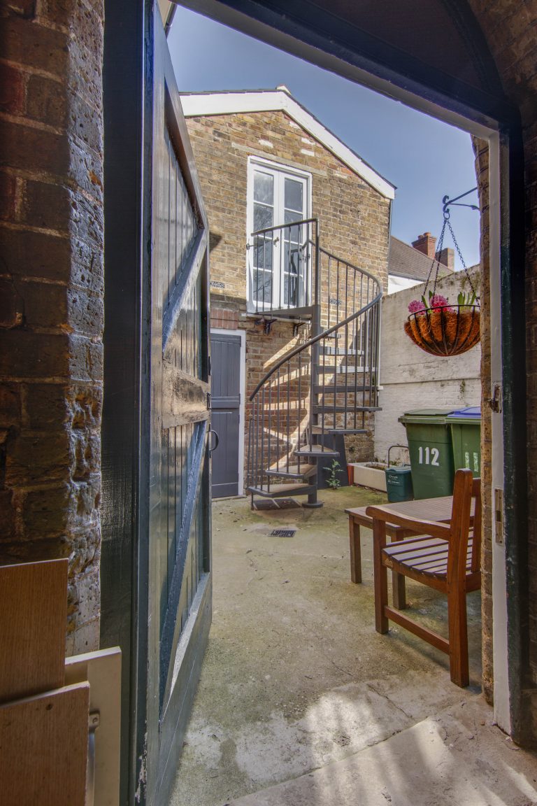 Esher KT10 - iron staircase - london houses - shootfactory location