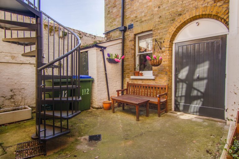 Esher KT10 - courtyard - london houses - shootfactory location