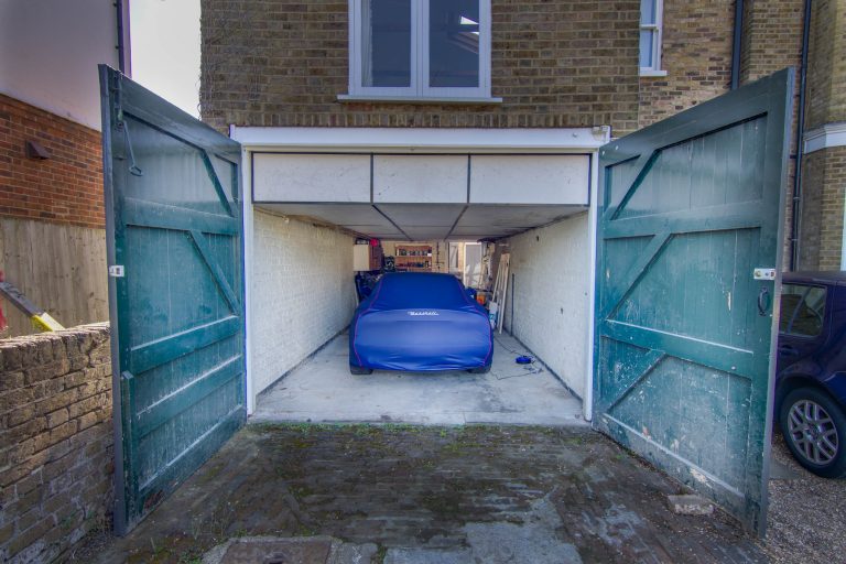 Esher KT10 - garage number two - london houses - shootfactory location