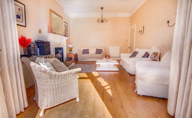 Esher KT10 - white wicker furniture - london houses - shootfactory location
