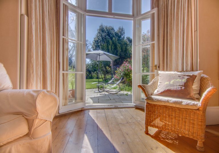 Esher KT10 - french doors to garden - london houses - shootfactory location