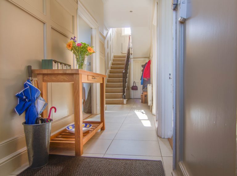 Esher KT10 - large hallway - london houses - shootfactory location
