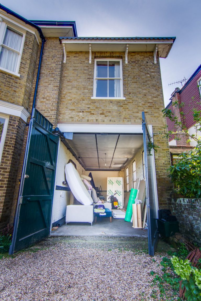 Esher KT10 - open garage doors - london houses - shootfactory location