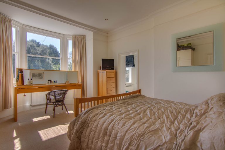 Esher KT10 - satin bedspread - london houses - shootfactory location