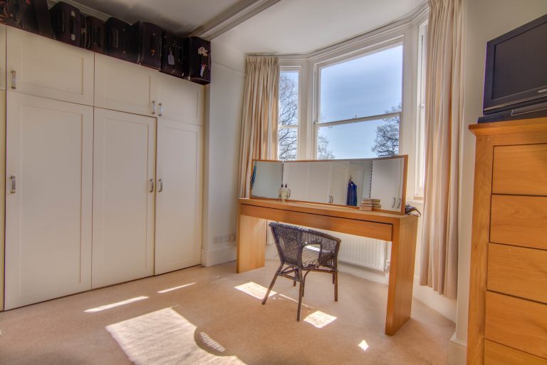 Esher KT10 - pine dressing table - london houses - shootfactory location