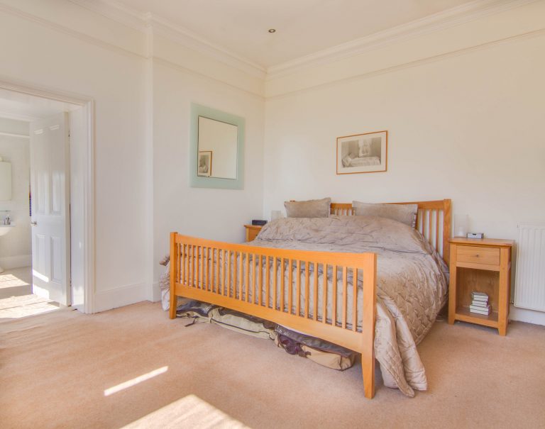 Esher KT10 - pine double bed - london houses - shootfactory location