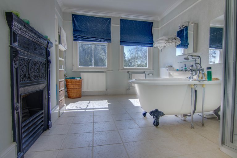 Esher KT10 - freestanding bath and blue blinds - london houses - shootfactory location
