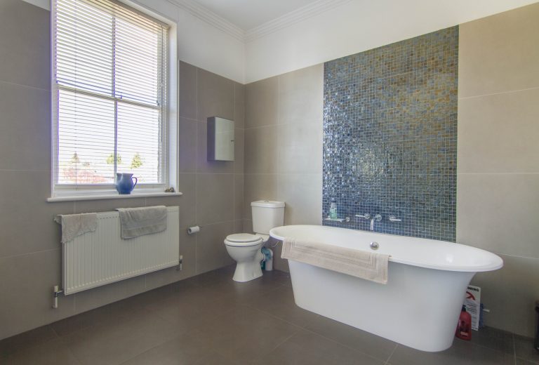 Esher KT10 - freestanding bath - london houses - shootfactory location