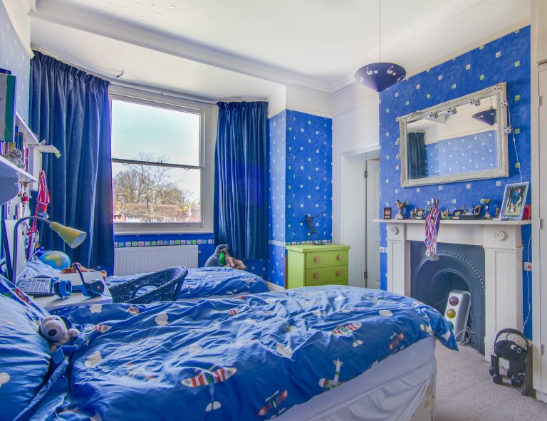 Esher KT10 - blue curtains - london houses - shootfactory location