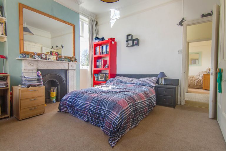 Esher KT10 - bedroom with fireplace - london houses - shootfactory location