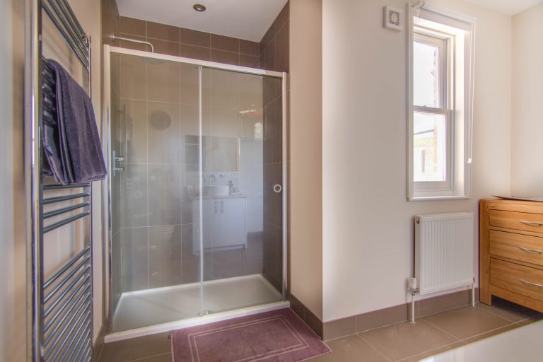 Esher KT10 - double shower - london houses - shootfactory location