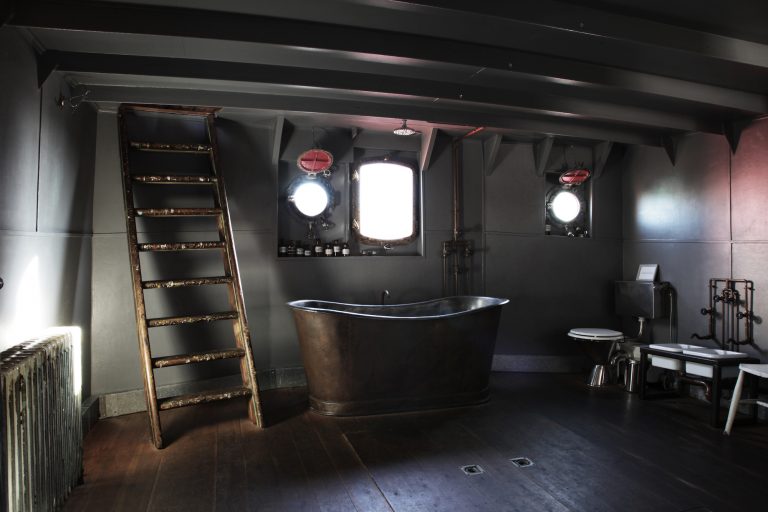 Lightship E16 - dark bathroom - quirky - shootfactory location