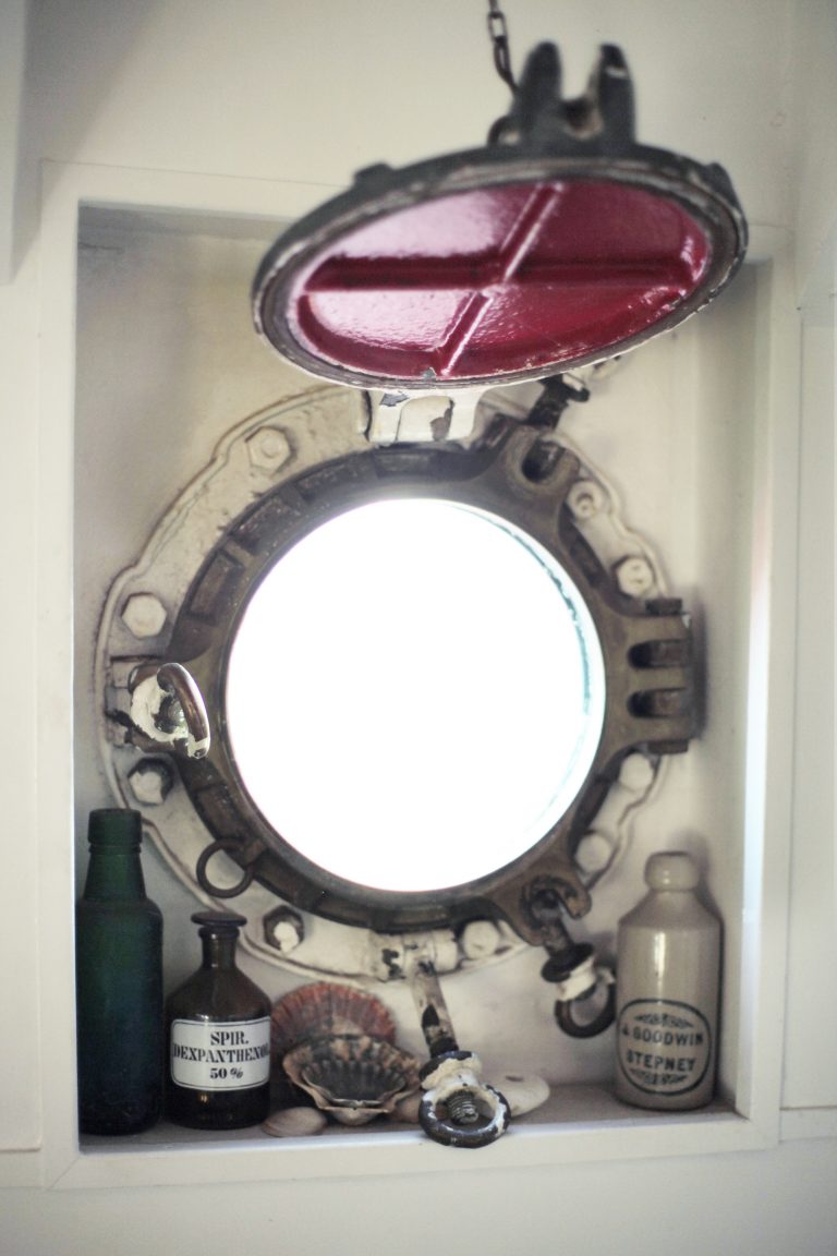 Lightship E16 - boathole - quirky - shootfactory location