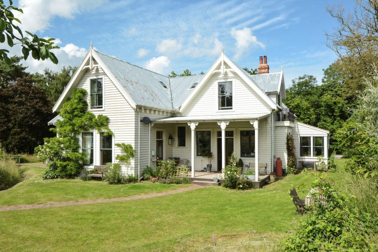 American/Colonial white weatherboarded villa - WILDFLOWER FARM KENT, ME13 - Shootfactory - Other UK Location House