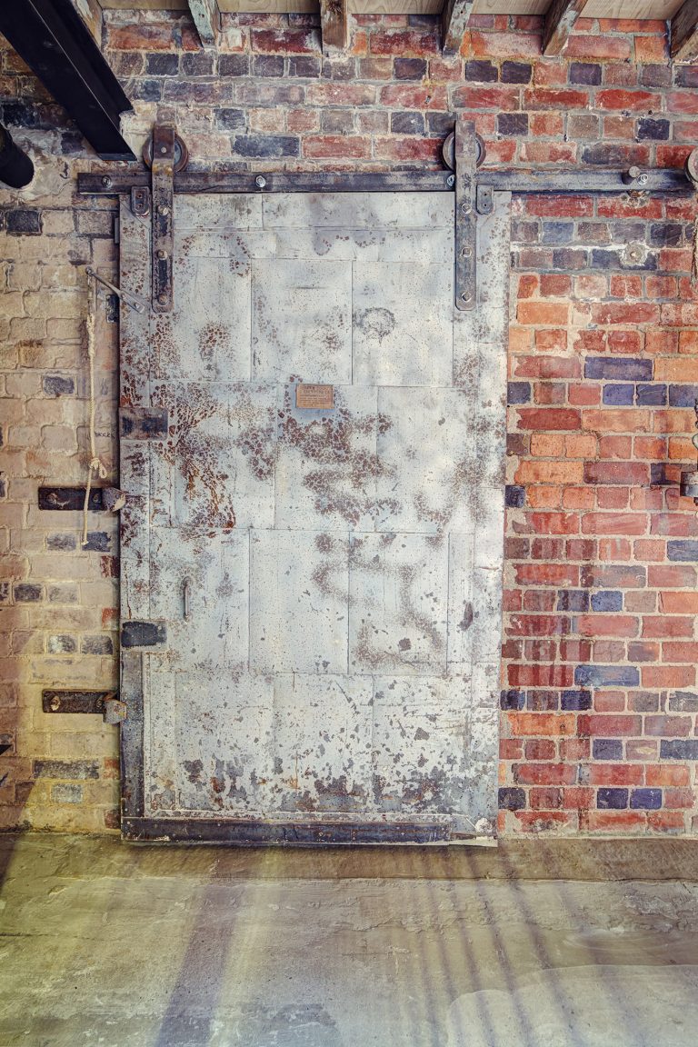 Compound B3 - sliding wood door - other uk houses - shootfactory location
