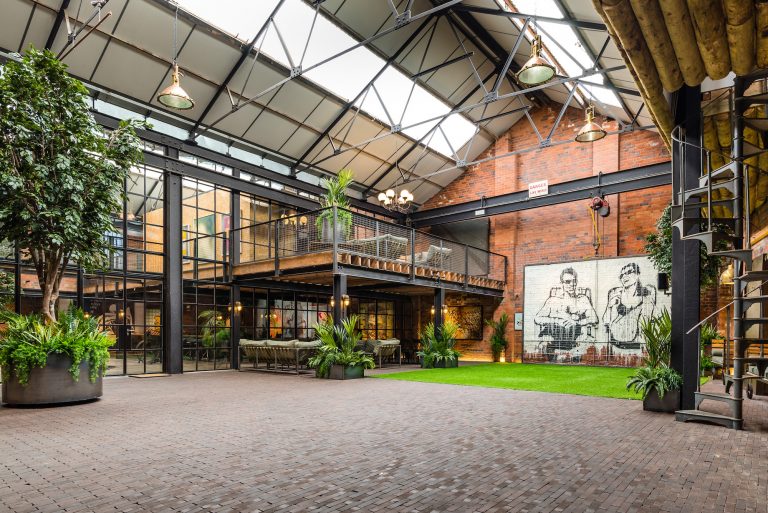 Compound B3 - Large ceiling height - other uk houses - shootfactory location