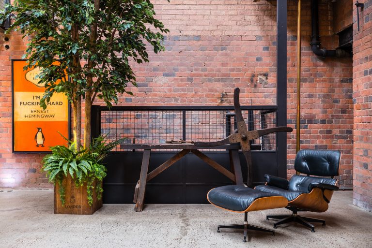 Compound B3 - Leather armchair - other uk houses - shootfactory location