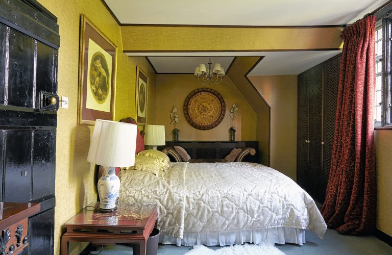 Cedar KT2 - gold bedroom - london houses - shootfactory location