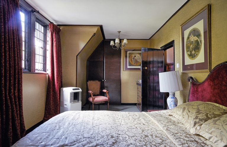 Cedar KT2 - loft bedroom - london houses - shootfactory location