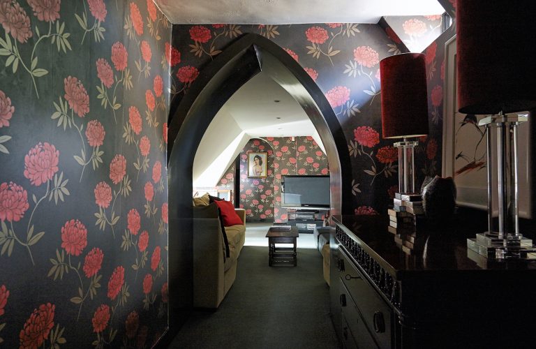 Cedar KT2 - floral wallpaper - london houses - shootfactory location