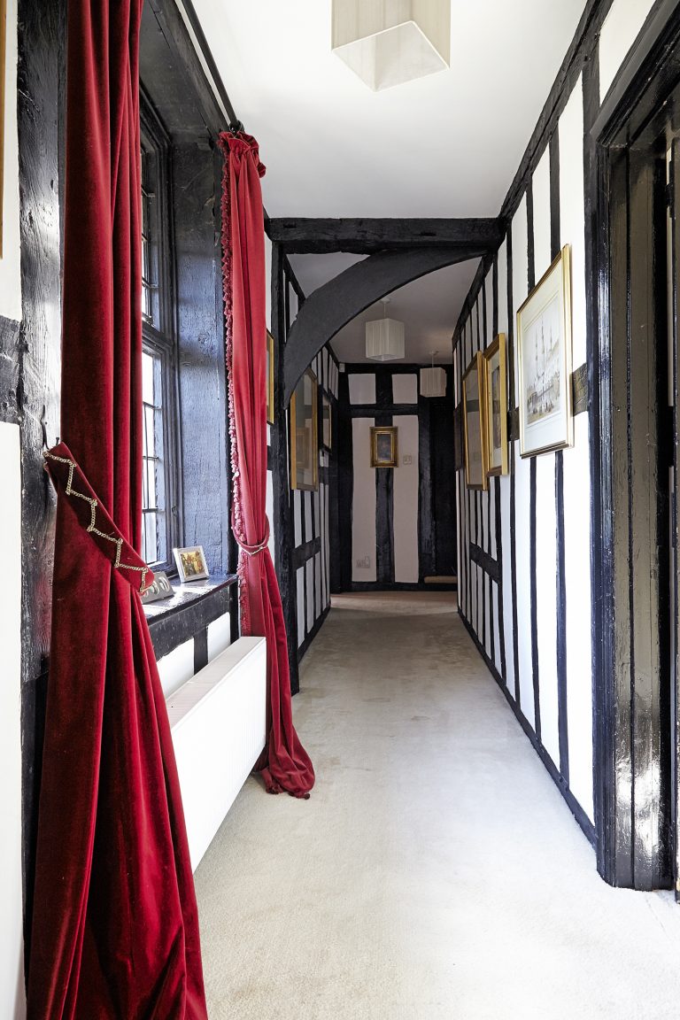 Cedar KT2 - red velvet curtains - london houses - shootfactory location