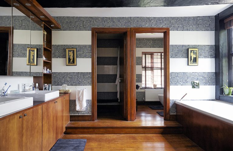 Cedar KT2 - large bathroom - london houses - shootfactory location