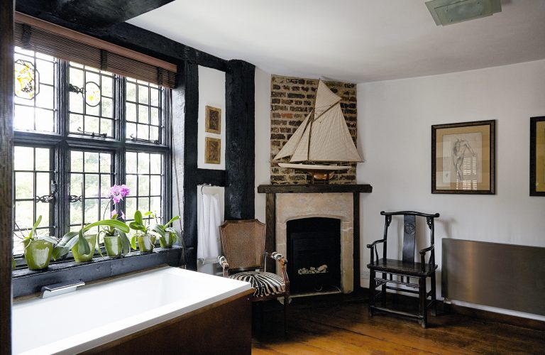 Cedar KT2 - bath under window - london houses - shootfactory location