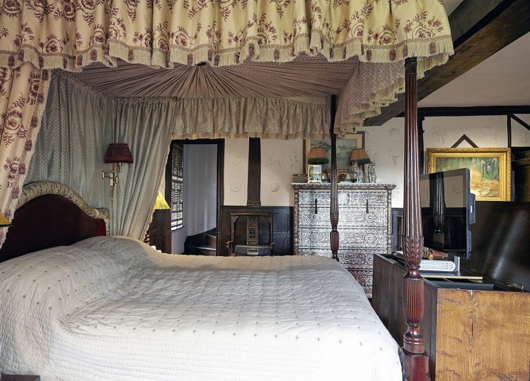 Cedar KT2 - floral bed pelmets - london houses - shootfactory location