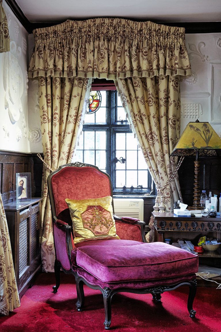 Cedar KT2 - wine coloured chair - london houses - shootfactory location