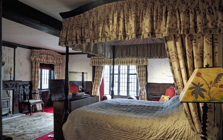 Cedar KT2 - master bed - london houses - shootfactory location