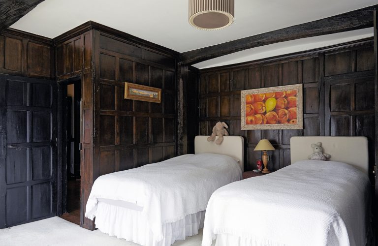 Cedar KT2 - wood panelled twin bedroom - london houses - shootfactory location