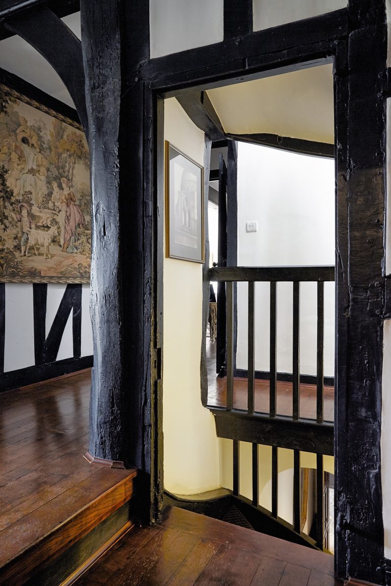 Cedar KT2 - small corner staircase - london houses - shootfactory location