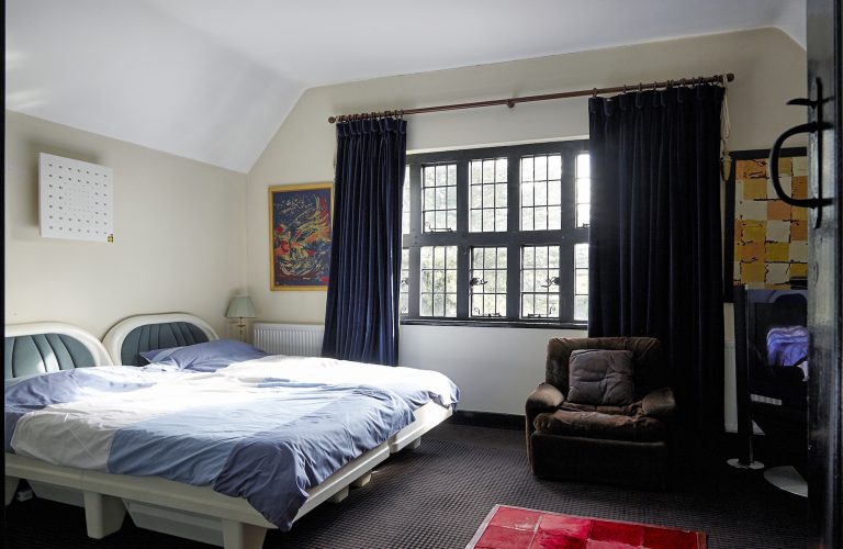 Cedar KT2 - large bed - london houses - shootfactory location