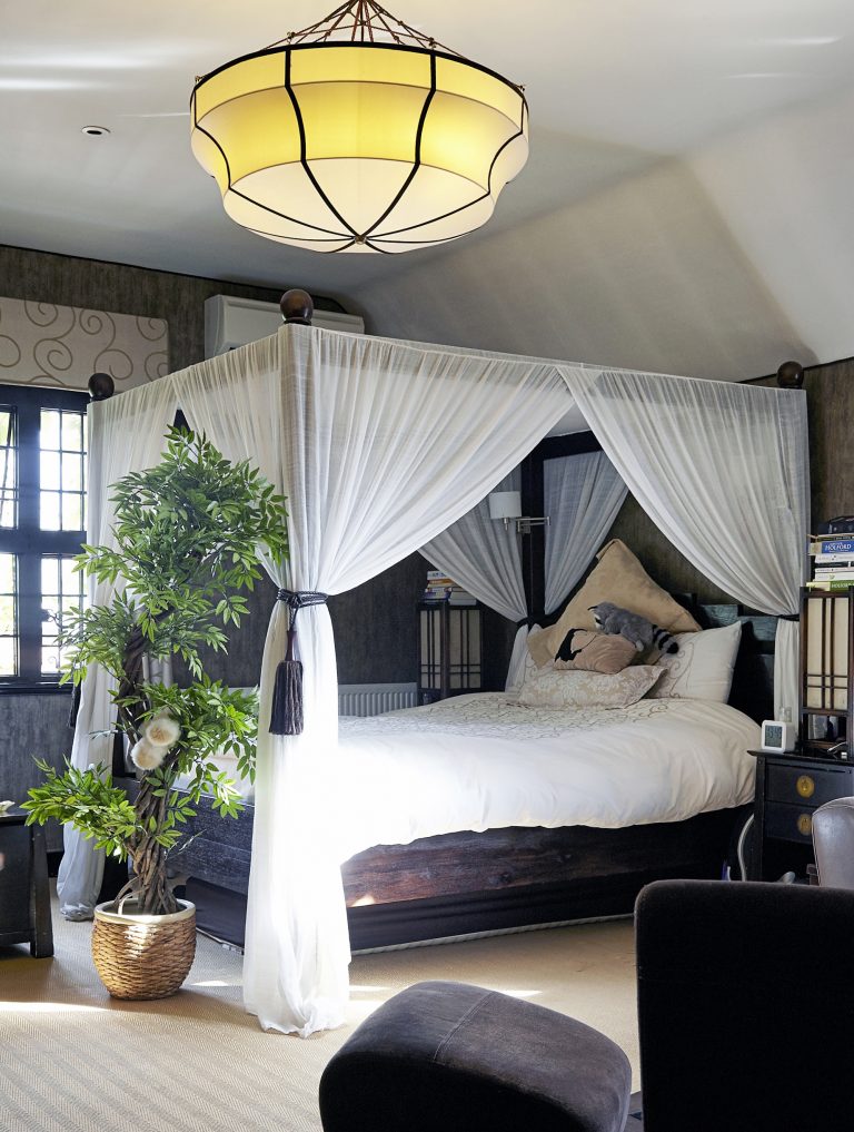 Cedar KT2 - four poster bed - london houses - shootfactory location