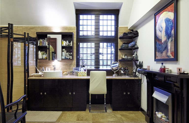 Cedar KT2 - makeup area - london houses - shootfactory location